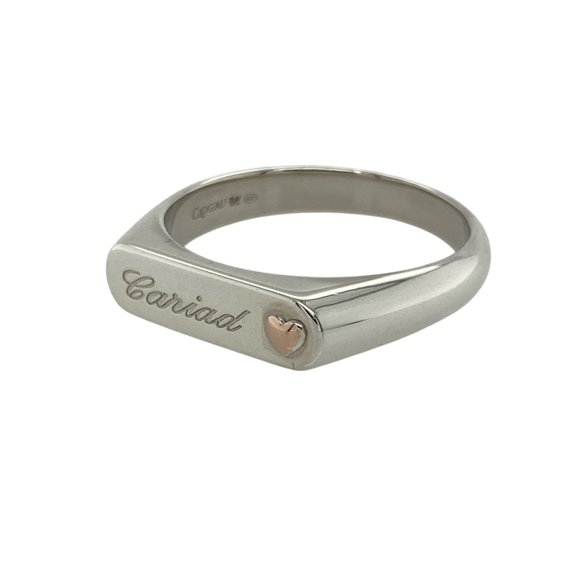 Add sentimental charm and elegant contrast to your collection with this pre-owned 925 silver and 9ct rose gold Clogau Cariad signet ring — a beautifully crafted piece that celebrates love and connection.

Design: The ring features a polished oval-shaped front, engraved with the Welsh word “Cariad” meaning “love”, adding heartfelt meaning to its timeless design. The front of the ring measures 5mm wide, offering a subtle yet distinctive presence.