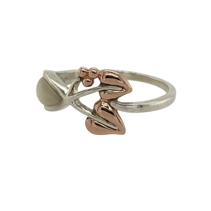 Add graceful elegance and natural shimmer to your collection with this pre-owned 925 silver and 9ct rose gold Clogau ring, showcasing soft tones and refined craftsmanship—perfect for everyday sophistication or special occasions.

Design: The ring features a smooth 12mm by 4mm mother of pearl stone, radiating an iridescent glow that shifts beautifully in the light. The elegant design highlights the stone’s organic beauty with subtle rose gold detailing for added warmth.