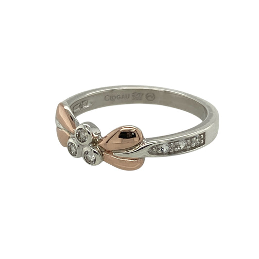 Bring symbolic beauty and gentle sparkle to your collection with this pre-owned 925 silver with 9ct rose gold and white topaz set Clogau Tree of Life ring—a timeless design celebrating growth, strength, and harmony.

Design: The ring features Clogau’s iconic Tree of Life motif adorned with white topaz stones, representing the connection between nature and life’s continual growth.