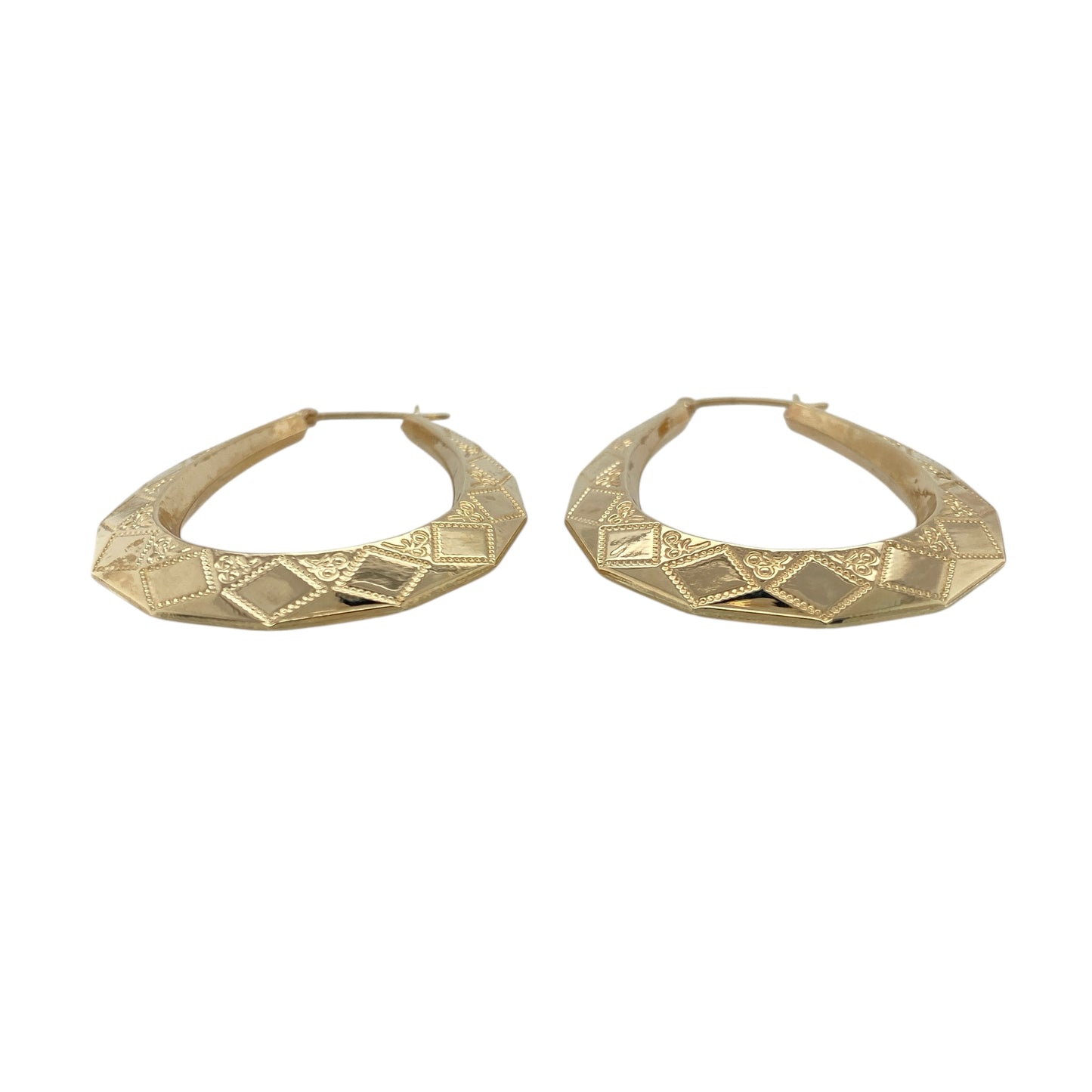 Bring bold elegance and timeless design to your collection with these pre-owned 9ct yellow gold patterned large oval creole earrings—a statement pair that combines classic style with intricate detail.

Design: Each earring features a large oval creole shape adorned with an intricate patterned finish, adding texture and sophistication to the traditional hoop style.
Material: Made from 9-carat yellow gold, the polished surface enhances the detailed pattern and gives the earrings a rich, radiant glow.