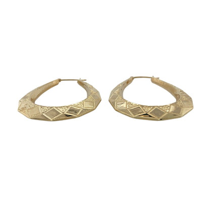Bring bold elegance and timeless design to your collection with these pre-owned 9ct yellow gold patterned large oval creole earrings—a statement pair that combines classic style with intricate detail.

Design: Each earring features a large oval creole shape adorned with an intricate patterned finish, adding texture and sophistication to the traditional hoop style.
Material: Made from 9-carat yellow gold, the polished surface enhances the detailed pattern and gives the earrings a rich, radiant glow.