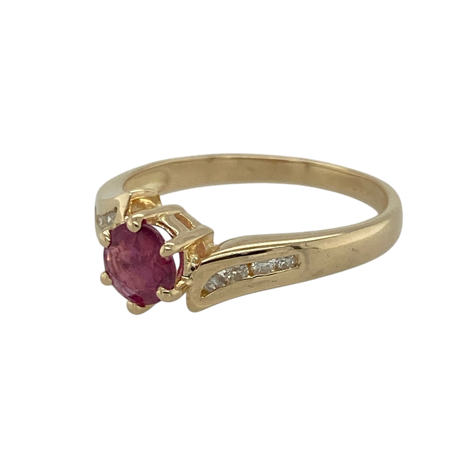 Bring vibrant colour and refined sparkle to your collection with this pre-owned 9ct yellow gold diamond and ruby set twist ring—a classic design that exudes timeless elegance and charm.

Design: The ring features a vivid 5mm round ruby at the centre, accented by diamond-set shoulders in a graceful twist design that enhances the stone’s rich red hue and brilliance.