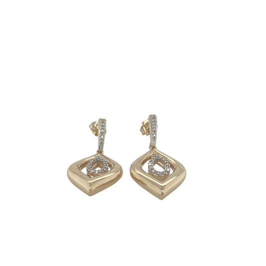 Add timeless sparkle and elegant movement to your collection with these pre-owned 9ct yellow gold diamond set drop earrings, offering classic sophistication with a refined touch—perfect for both everyday wear and special occasions.

Design: Each earring features a graceful drop design adorned with sparkling diamonds that catch the light beautifully, adding subtle brilliance and charm.
