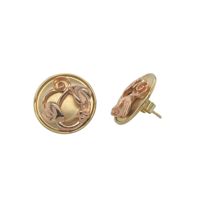 Add elegance and heritage-inspired beauty to your collection with these pre-owned 9ct yellow and rose gold Clogau Tree of Life round stud earrings, symbolising growth, strength, and connection—perfect for everyday wear or special occasions.

Design: Each earring features a classic round shape adorned with Clogau’s signature Tree of Life motif, intricately crafted to represent harmony and renewal. The contrasting yellow and rose gold tones create a rich, timeless aesthetic.
