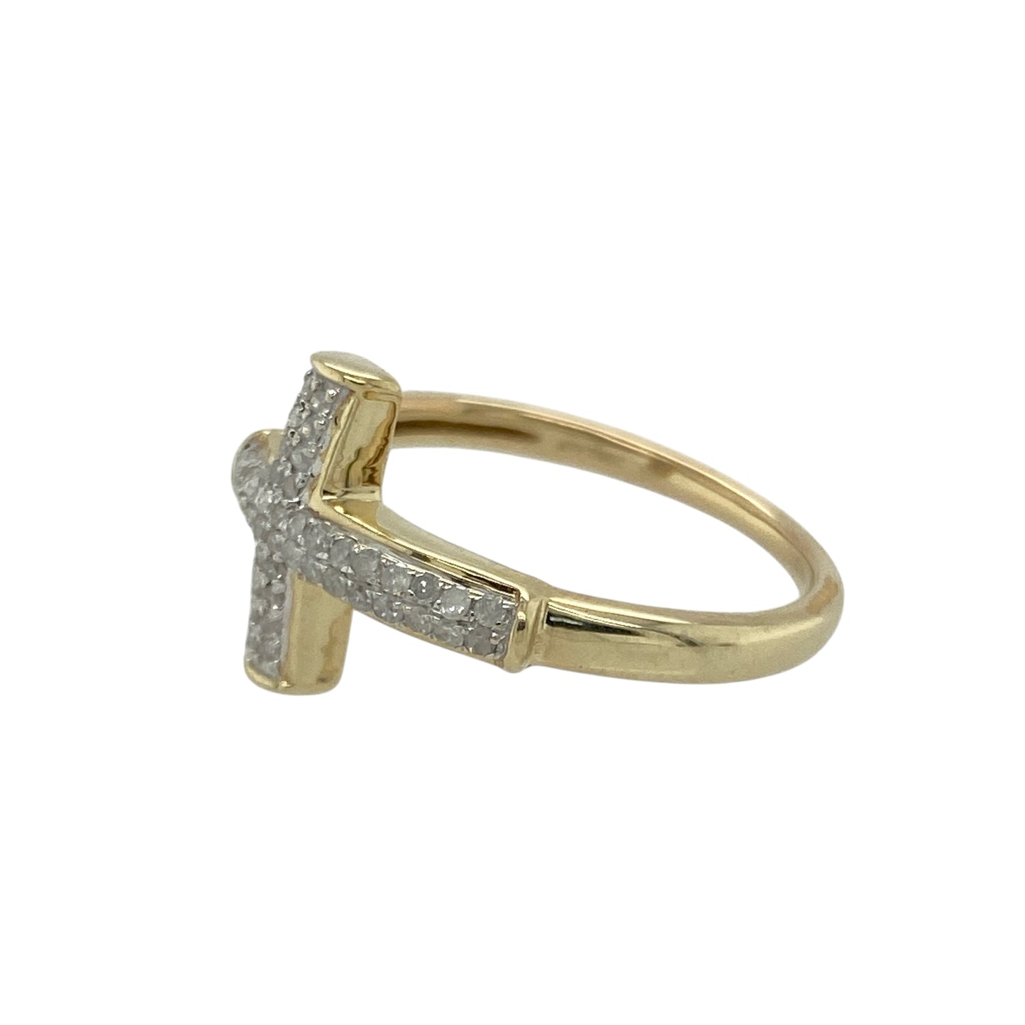Add meaningful elegance and subtle sparkle to your collection with this pre-owned 9ct yellow gold diamond set cross ring, combining faith-inspired design with timeless sophistication—perfect for everyday wear or as a thoughtful gift.
Design: The ring features a delicate cross motif at its centre, adorned with sparkling diamonds that add brilliance and symbolism to the piece.
