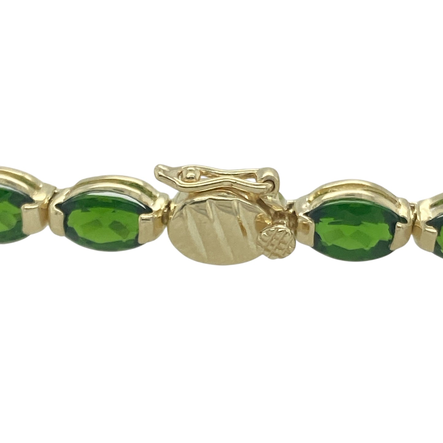 Add a touch of vibrant elegance to your collection with this pre-owned 9ct yellow gold green stone set bracelet—a beautiful blend of colour and sophistication, perfect for both day and evening wear.

Design: The bracelet features a series of oval green stones, each measuring approximately 4mm by 6mm, creating a graceful and eye-catching pattern along the wrist.
