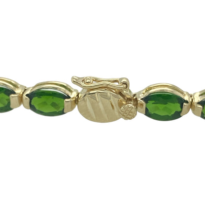 Add a touch of vibrant elegance to your collection with this pre-owned 9ct yellow gold green stone set bracelet—a beautiful blend of colour and sophistication, perfect for both day and evening wear.

Design: The bracelet features a series of oval green stones, each measuring approximately 4mm by 6mm, creating a graceful and eye-catching pattern along the wrist.