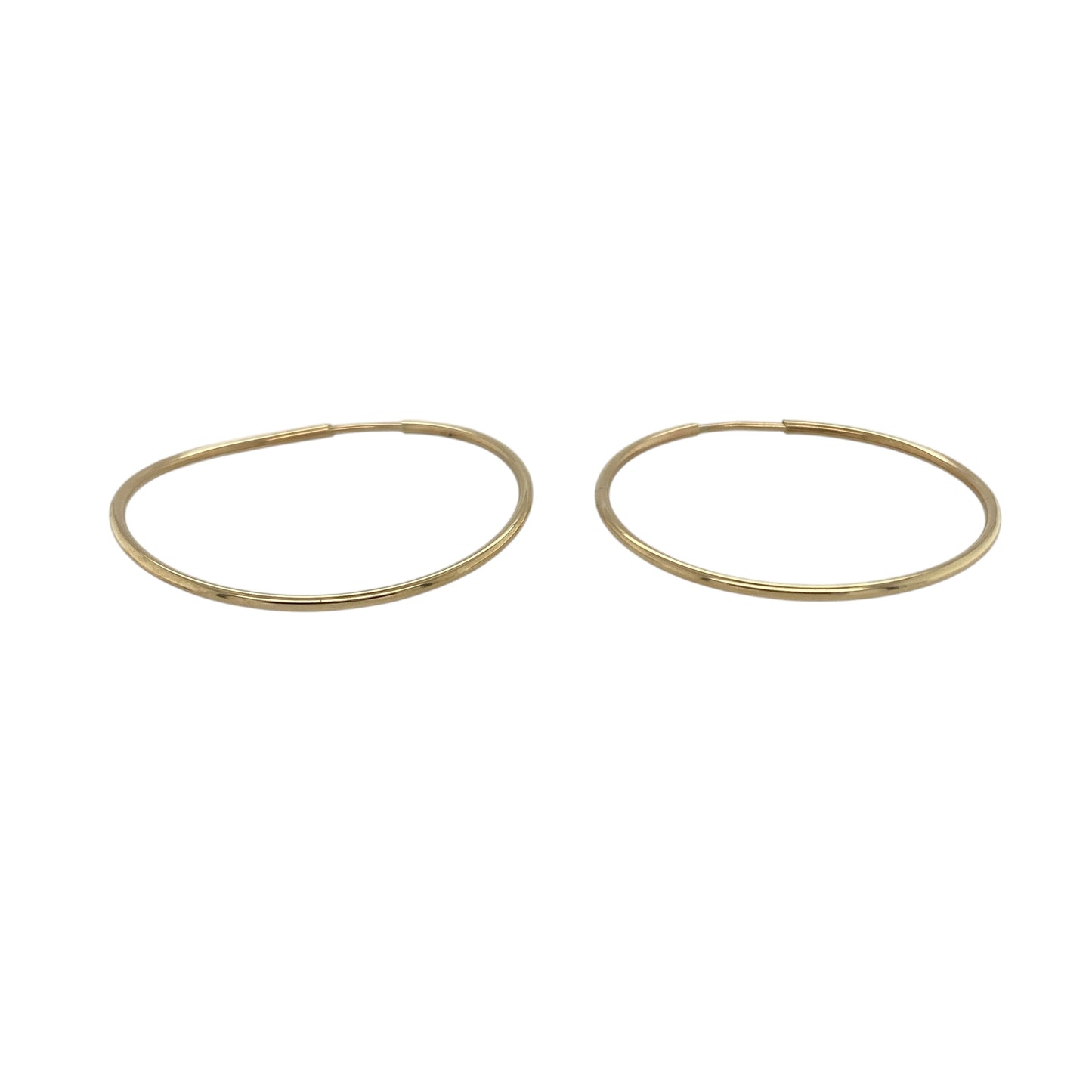 Bring effortless simplicity and classic style to your collection with these pre-owned 9ct yellow gold sleeper-style hoop earrings—an essential pair for everyday wear.

Design: Featuring a traditional sleeper-style hoop, these earrings offer a smooth, minimal look that suits any outfit or occasion.
Material: Made in 9-carat yellow gold, the polished finish provides a warm and timeless shine.