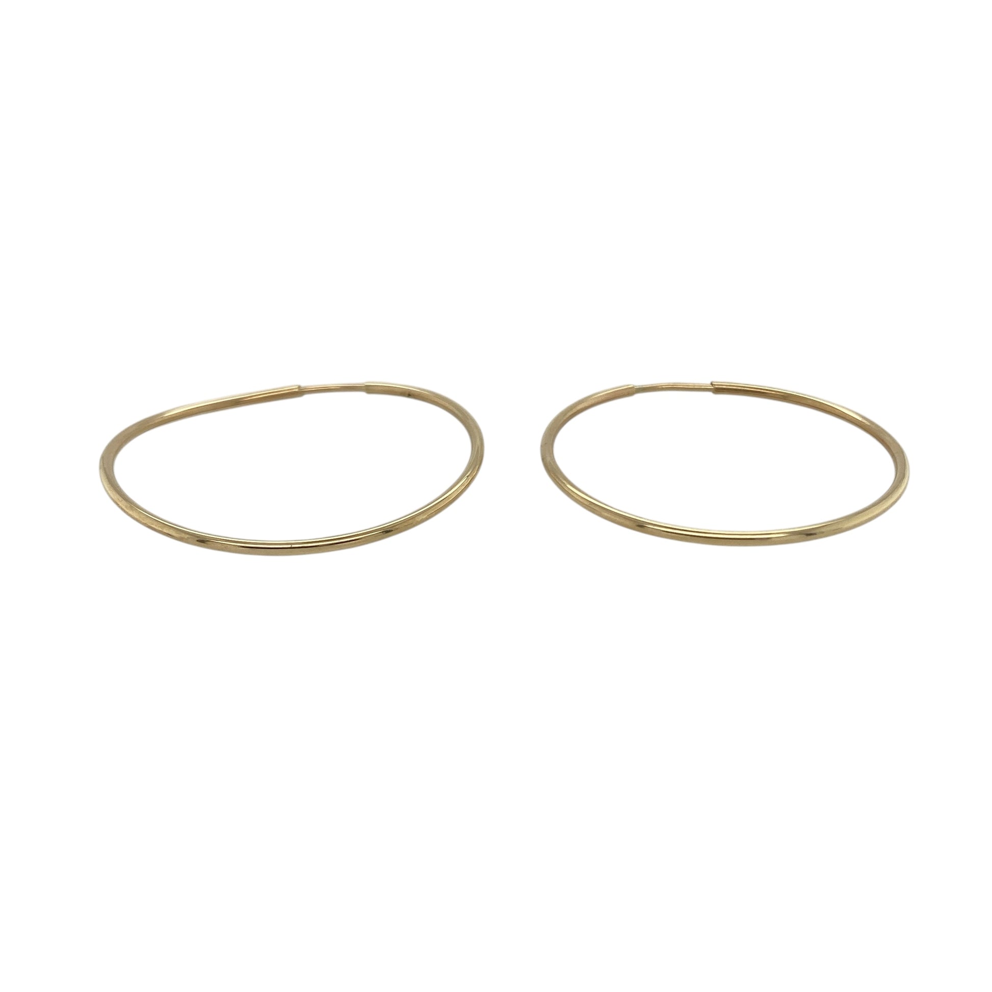 Bring effortless simplicity and classic style to your collection with these pre-owned 9ct yellow gold sleeper-style hoop earrings—an essential pair for everyday wear.

Design: Featuring a traditional sleeper-style hoop, these earrings offer a smooth, minimal look that suits any outfit or occasion.
Material: Made in 9-carat yellow gold, the polished finish provides a warm and timeless shine.