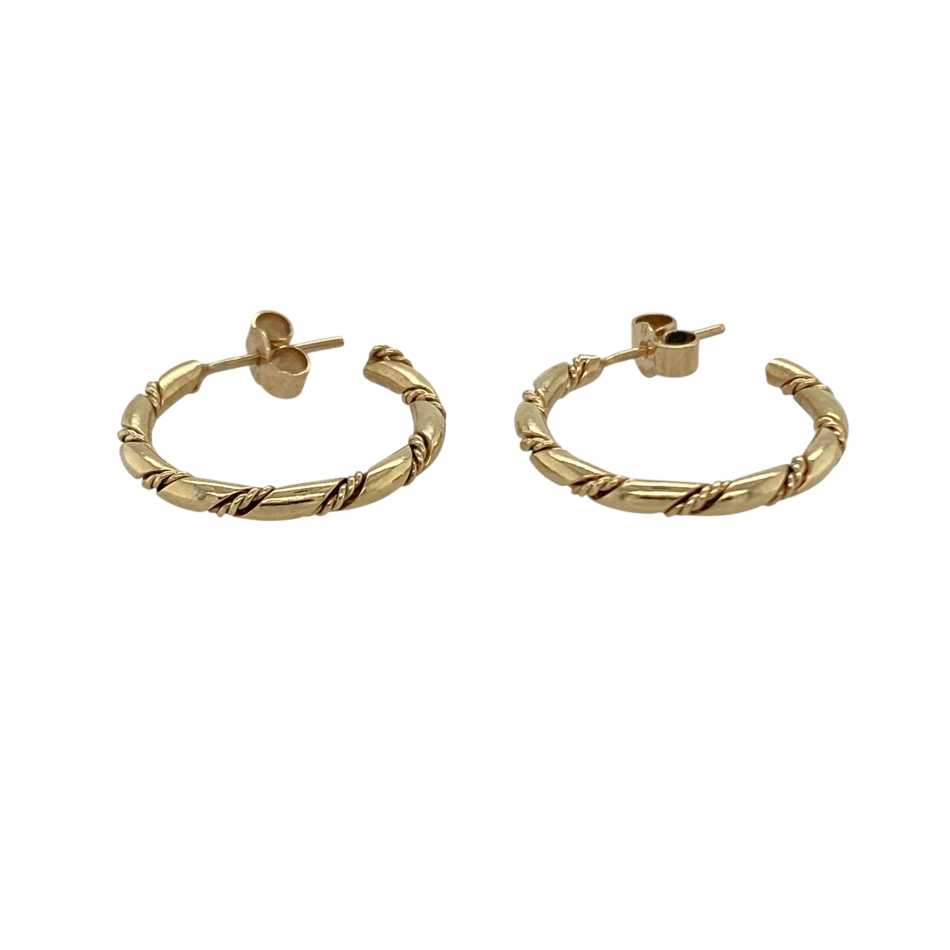 Bring refined texture and classic shine to your collection with these pre-owned 9ct yellow gold twist-patterned half hoop stud earrings—an elegant pair with timeless appeal.

Design: Featuring a stylish half hoop shape detailed with a subtle twist pattern, these earrings offer a graceful blend of texture and shine.
Material: Made in 9-carat yellow gold, the polished finish enhances the twisted design with a warm, radiant glow.
