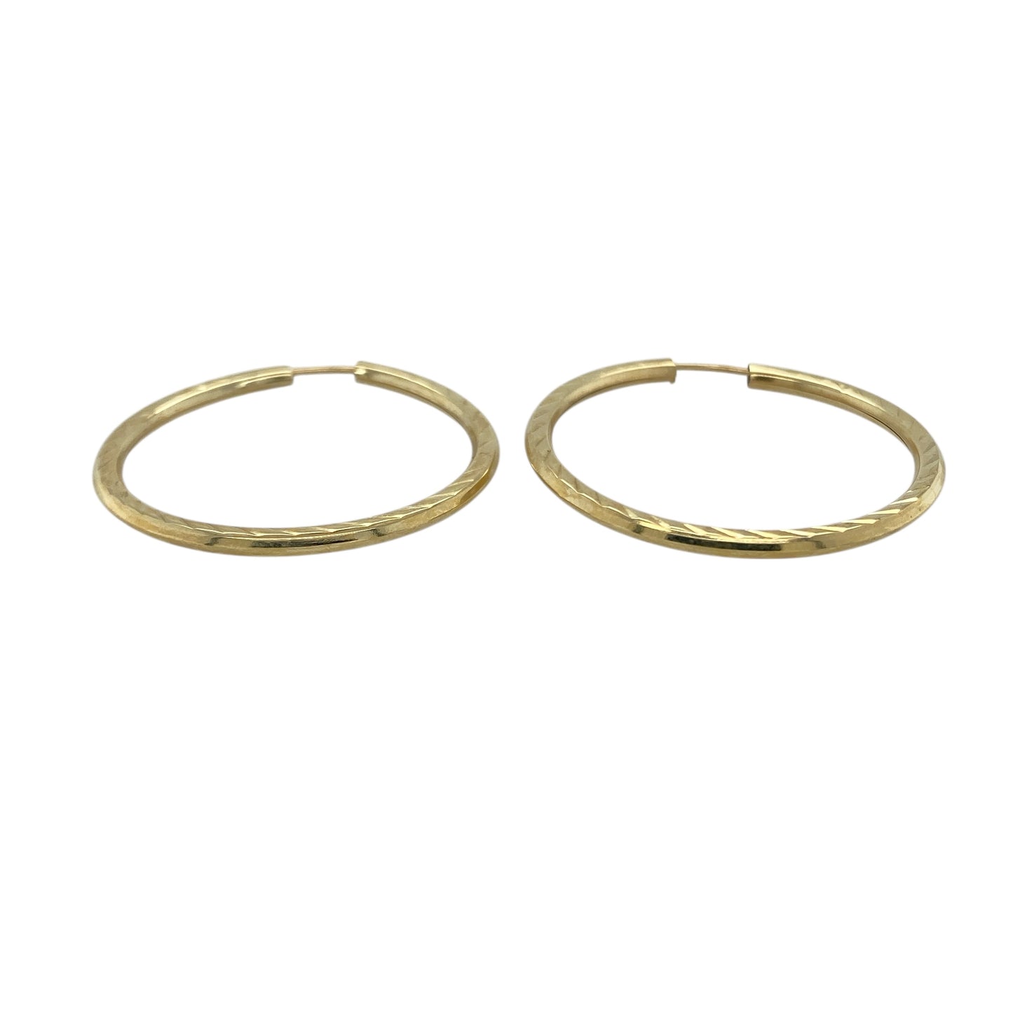 Bring subtle detail and classic shine to your collection with these pre-owned 9ct yellow gold patterned sleeper-style hoop earrings—an elegant pair designed for everyday comfort.

Design: Featuring a traditional sleeper-style hoop with a delicate patterned finish, these earrings offer a refined touch that enhances their simple silhouette.
Material: Made in 9-carat yellow gold, the polished surface adds a warm, timeless glow.