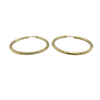 Bring subtle detail and classic shine to your collection with these pre-owned 9ct yellow gold patterned sleeper-style hoop earrings—an elegant pair designed for everyday comfort.

Design: Featuring a traditional sleeper-style hoop with a delicate patterned finish, these earrings offer a refined touch that enhances their simple silhouette.
Material: Made in 9-carat yellow gold, the polished surface adds a warm, timeless glow.