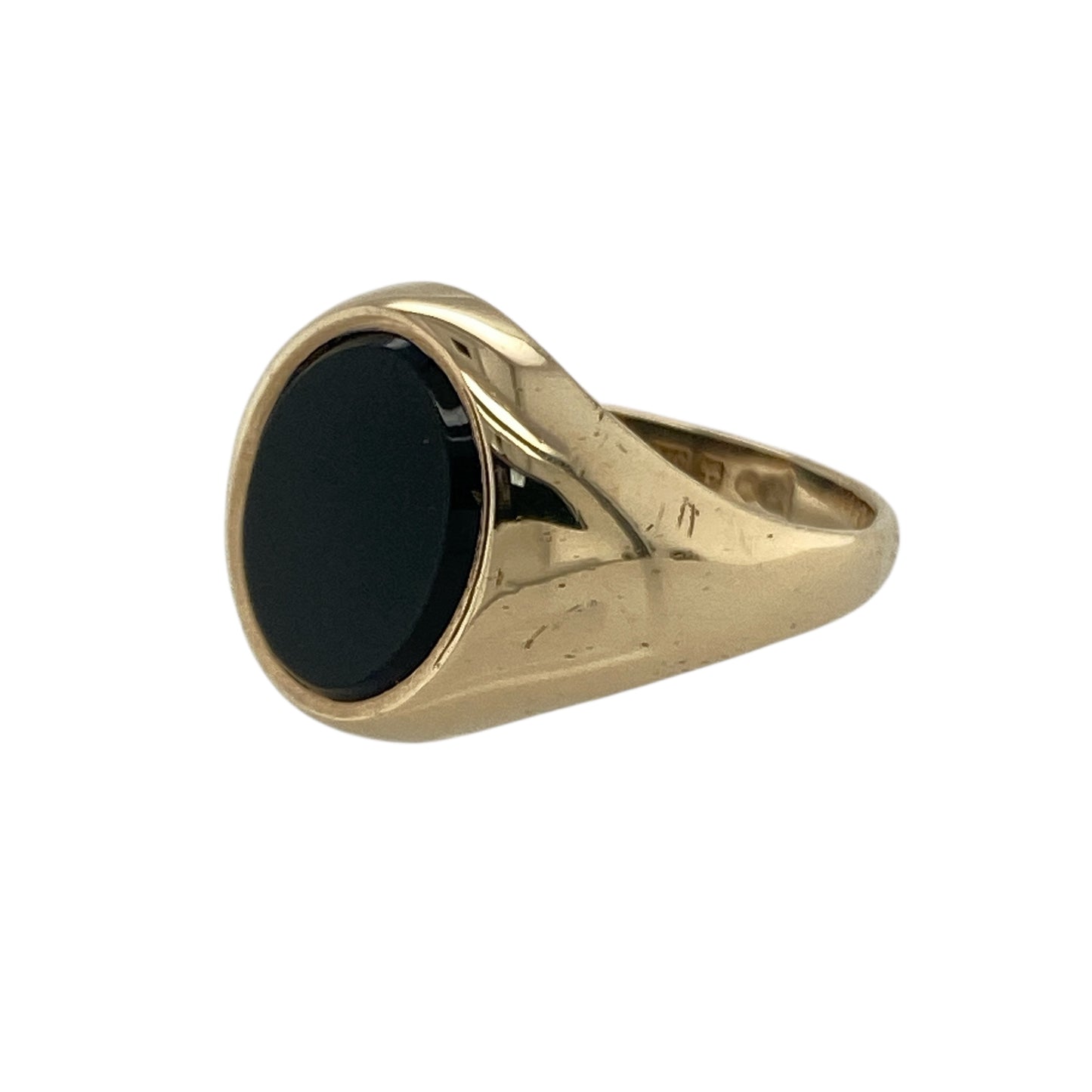 Bring bold elegance and vintage charm to your collection with this pre-owned 9ct yellow gold and onyx oval signet ring—an eye-catching piece that balances classic styling with striking contrast.

Design: Featuring a smooth 10mm by 8mm oval onyx stone, the ring offers a deep black focal point with a traditional signet silhouette.
Material: Made in 9-carat yellow gold, the warm tone of the band enhances the richness of the onyx.