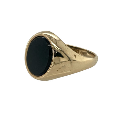 Bring bold elegance and vintage charm to your collection with this pre-owned 9ct yellow gold and onyx oval signet ring—an eye-catching piece that balances classic styling with striking contrast.

Design: Featuring a smooth 10mm by 8mm oval onyx stone, the ring offers a deep black focal point with a traditional signet silhouette.
Material: Made in 9-carat yellow gold, the warm tone of the band enhances the richness of the onyx.