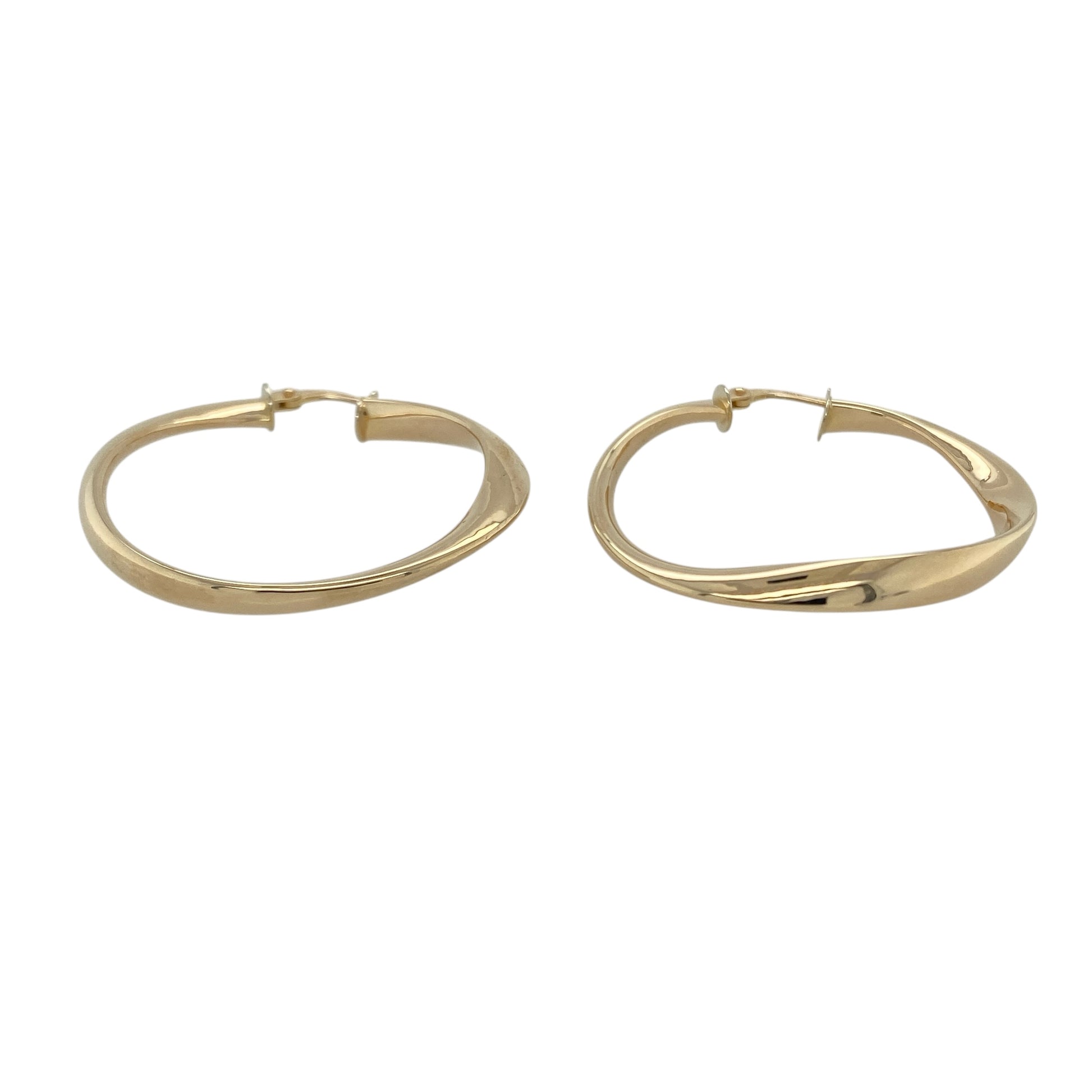 Bring elegant texture and classic shine to your collection with these pre-owned 9ct yellow gold twisted hoop creole earrings—an effortlessly stylish pair for any occasion.

Design: Featuring a traditional creole hoop enhanced with a refined twisted pattern, these earrings offer a graceful blend of texture and smooth curves.
Material: Made in 9-carat yellow gold, the polished finish highlights the twist detailing with a warm, radiant glow.