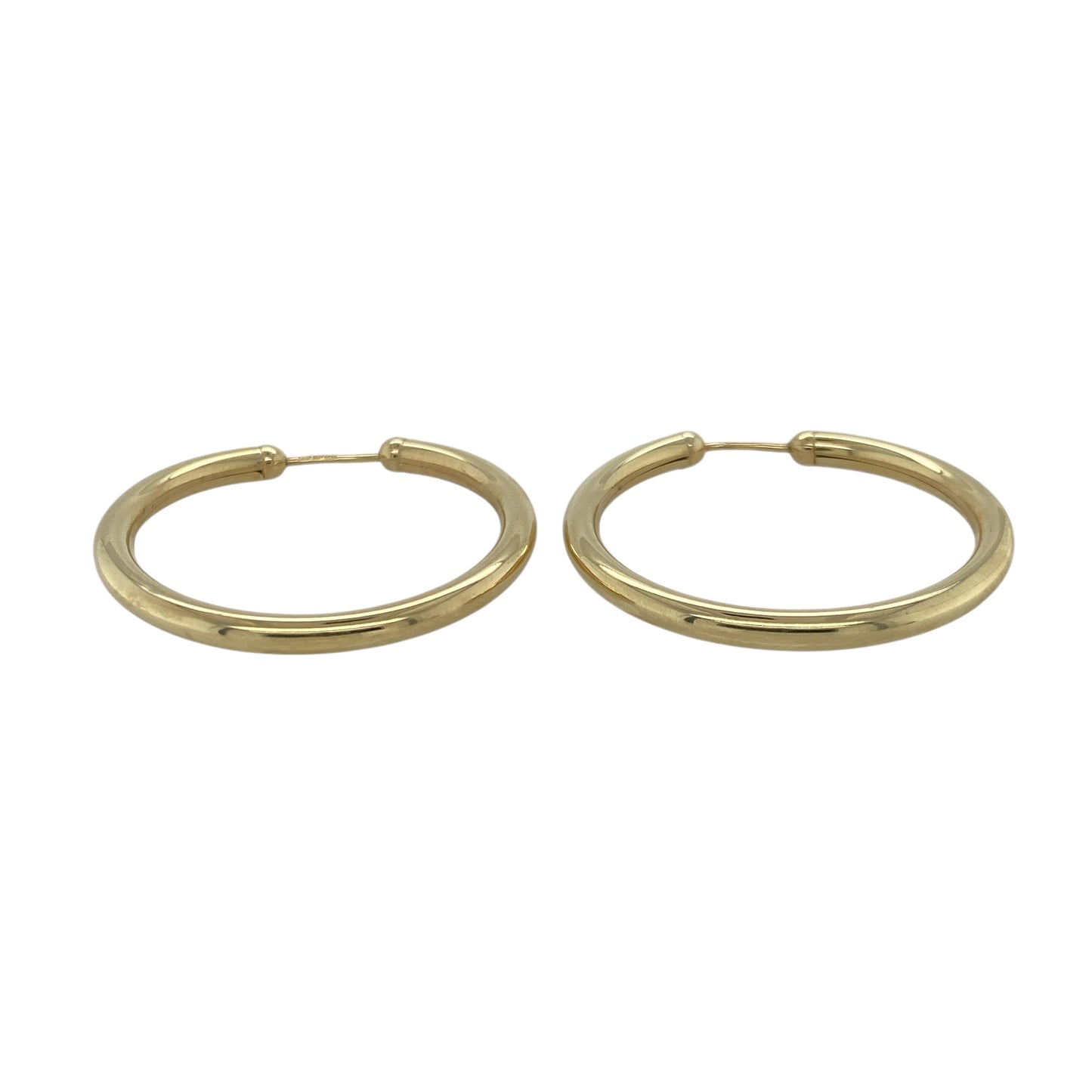Bring effortless simplicity and timeless style to your collection with these pre-owned 9ct yellow gold sleeper-style hoop earrings—an essential pair for everyday wear.

Design: Featuring a traditional sleeper-style hoop with a smooth, polished surface, these earrings offer a clean and classic look that complements any outfit.
Material: Made in 9-carat yellow gold, the polished finish provides a warm and radiant shine.