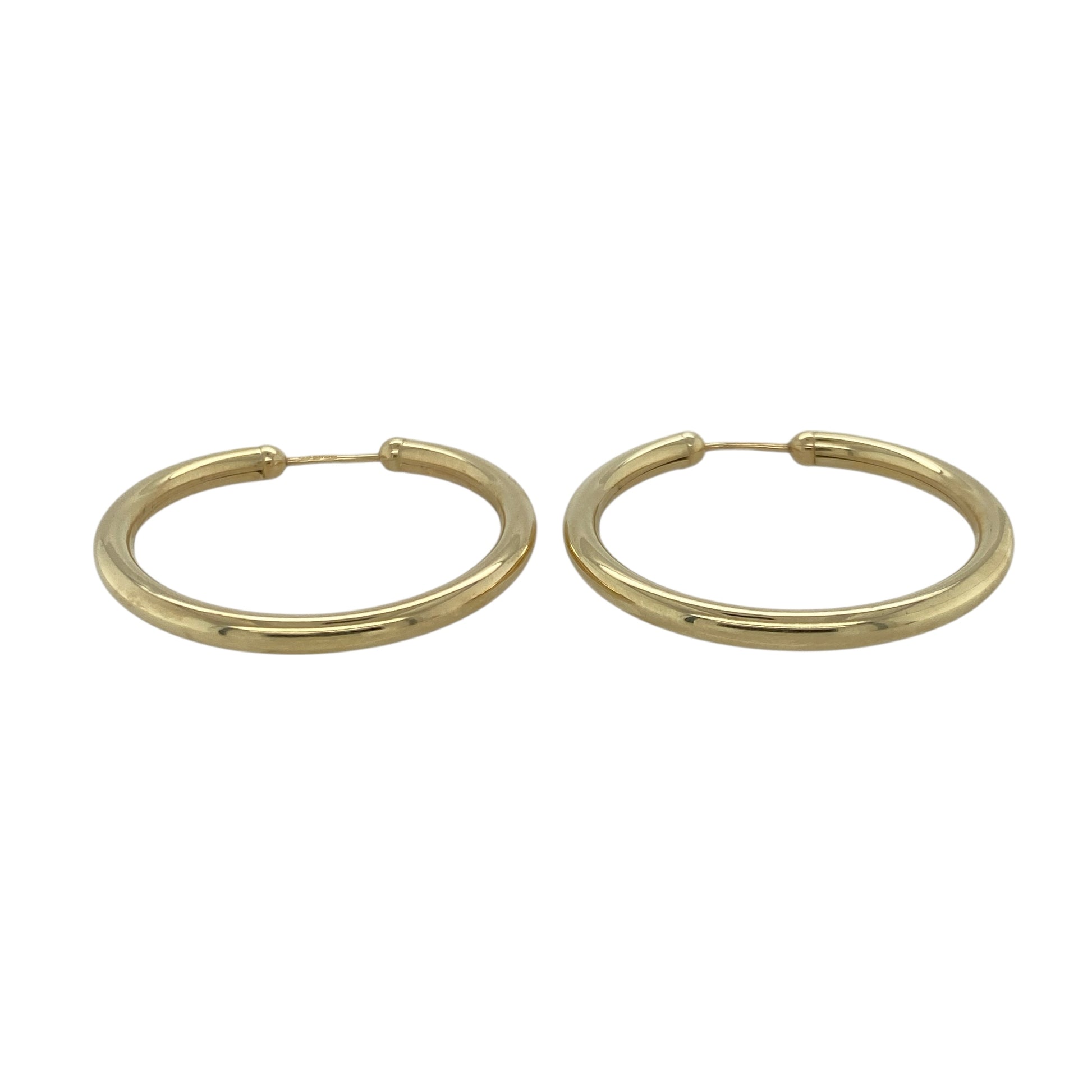 Bring effortless simplicity and timeless style to your collection with these pre-owned 9ct yellow gold sleeper-style hoop earrings—an essential pair for everyday wear.

Design: Featuring a traditional sleeper-style hoop with a smooth, polished surface, these earrings offer a clean and classic look that complements any outfit.
Material: Made in 9-carat yellow gold, the polished finish provides a warm and radiant shine.
