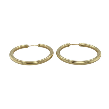 Bring effortless simplicity and timeless style to your collection with these pre-owned 9ct yellow gold sleeper-style hoop earrings—an essential pair for everyday wear.

Design: Featuring a traditional sleeper-style hoop with a smooth, polished surface, these earrings offer a clean and classic look that complements any outfit.
Material: Made in 9-carat yellow gold, the polished finish provides a warm and radiant shine.