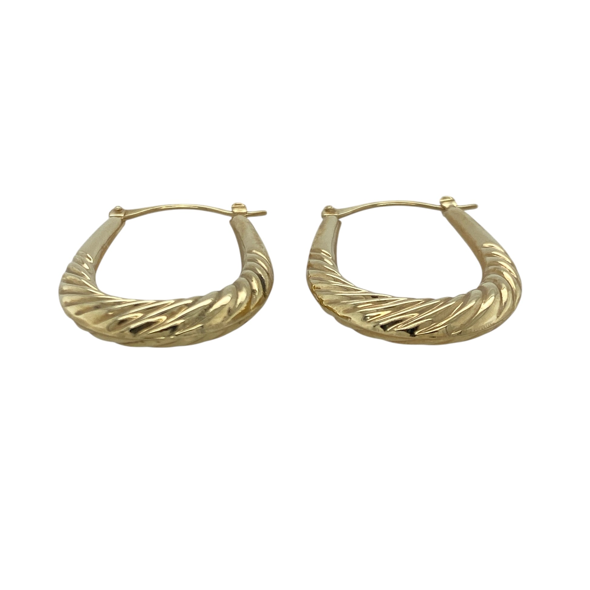 Bring elegant texture and timeless shine to your collection with these pre-owned 9ct yellow gold twist-patterned oval creole earrings—an effortlessly stylish pair for any occasion.

Design: Featuring an oval creole shape enhanced with a refined twist pattern, these earrings offer a graceful blend of texture and smooth curves.
Material: Made in 9-carat yellow gold, the polished surface highlights the twisted detailing with a warm, radiant glow.