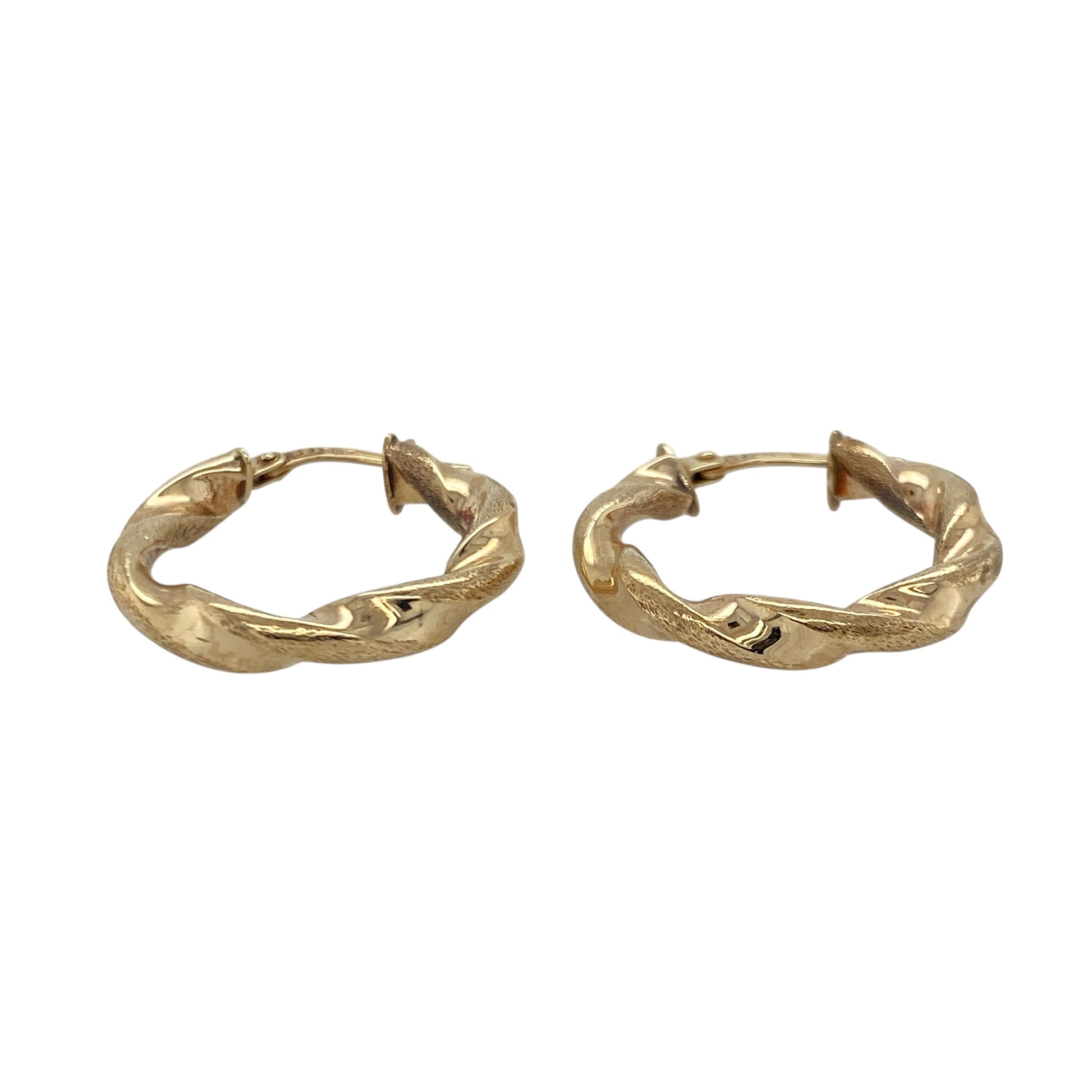 Bring refined texture and classic shine to your collection with these pre-owned 9ct yellow gold twisted brushed-effect hoop creole earrings—an elegant pair with timeless appeal.

Design: Featuring a traditional creole hoop enhanced with a twisted design and a subtle brushed-effect finish, these earrings offer a stylish blend of texture and sophistication.
Material: Made in 9-carat yellow gold, the combination of polished and brushed surfaces creates a warm, eye-catching contrast.