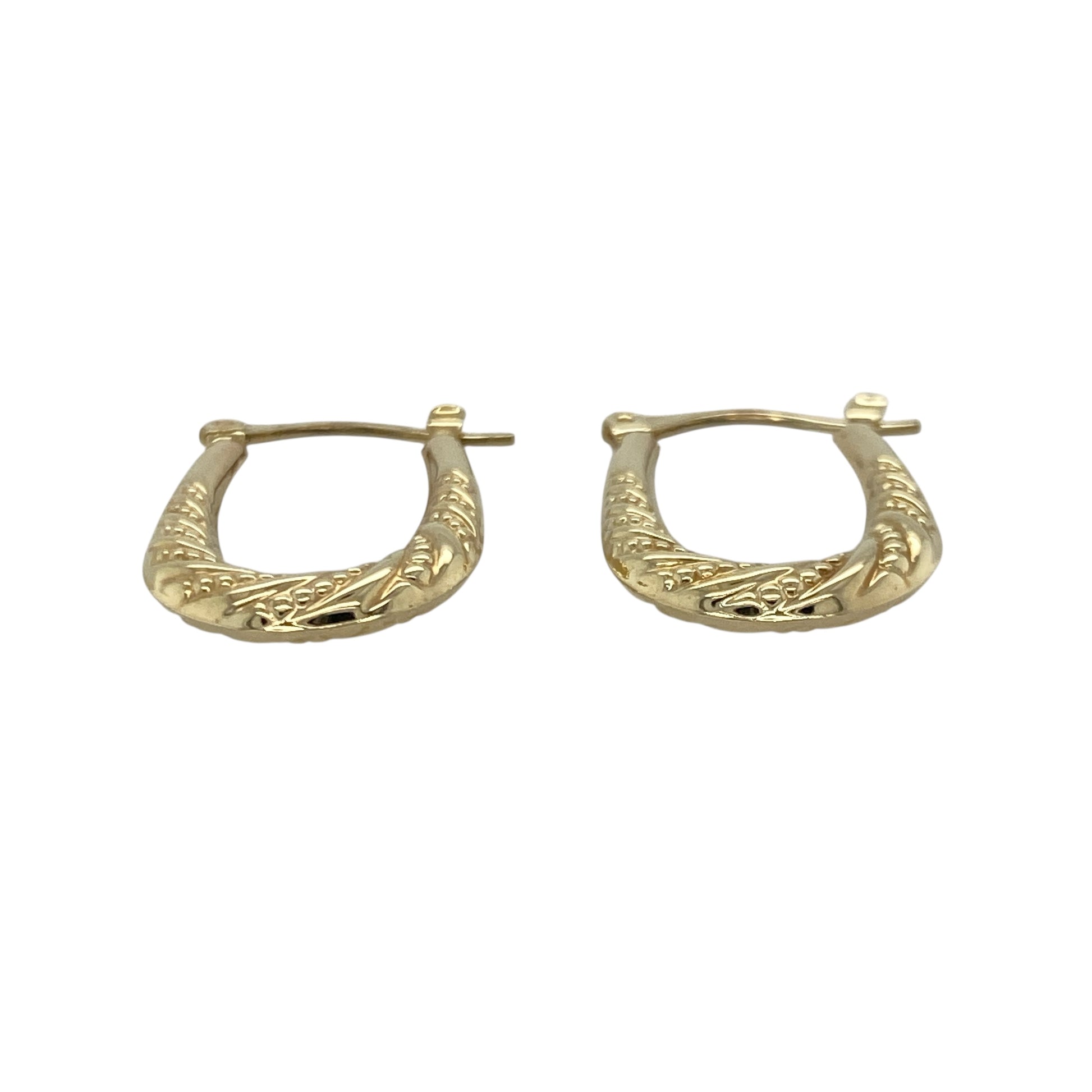 Bring elegant detail and classic shine to your collection with these pre-owned 9ct yellow gold patterned oval creole earrings—an understated pair with timeless appeal.

Design: Featuring a refined patterned finish on a traditional oval creole shape, these earrings offer gentle texture that enhances their elegant profile.
Material: Made in 9-carat yellow gold, the polished surface highlights the fine detailing with a warm, radiant glow.