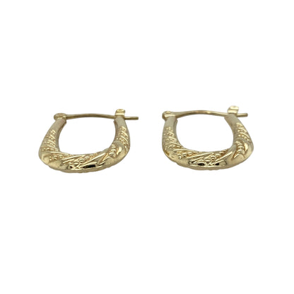 Bring elegant detail and classic shine to your collection with these pre-owned 9ct yellow gold patterned oval creole earrings—an understated pair with timeless appeal.

Design: Featuring a refined patterned finish on a traditional oval creole shape, these earrings offer gentle texture that enhances their elegant profile.
Material: Made in 9-carat yellow gold, the polished surface highlights the fine detailing with a warm, radiant glow.