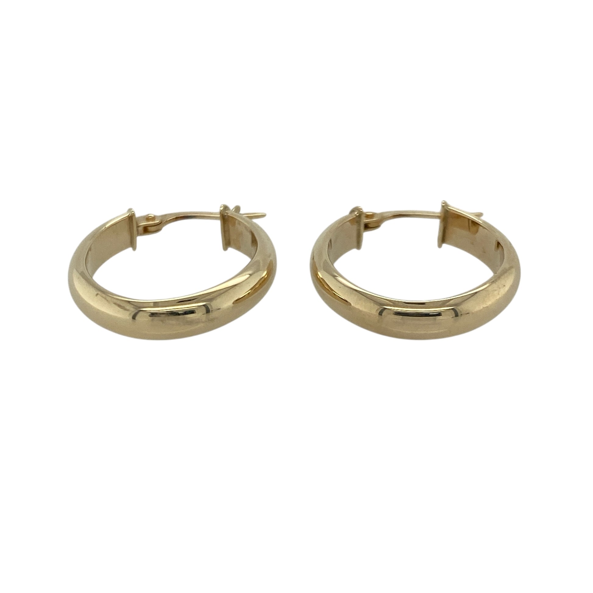 Bring classic simplicity and timeless shine to your collection with these pre-owned 9ct yellow gold plain oval creole earrings—an elegant everyday staple.

Design: Featuring a smooth oval creole shape, these earrings offer a clean, polished look that suits any style or occasion.
Material: Made in 9-carat yellow gold, the bright polished finish provides a warm, radiant glow.