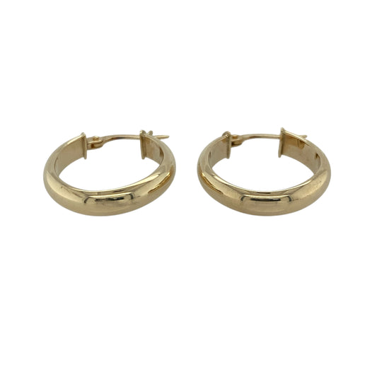 Bring classic simplicity and timeless shine to your collection with these pre-owned 9ct yellow gold plain oval creole earrings—an elegant everyday staple.

Design: Featuring a smooth oval creole shape, these earrings offer a clean, polished look that suits any style or occasion.
Material: Made in 9-carat yellow gold, the bright polished finish provides a warm, radiant glow.