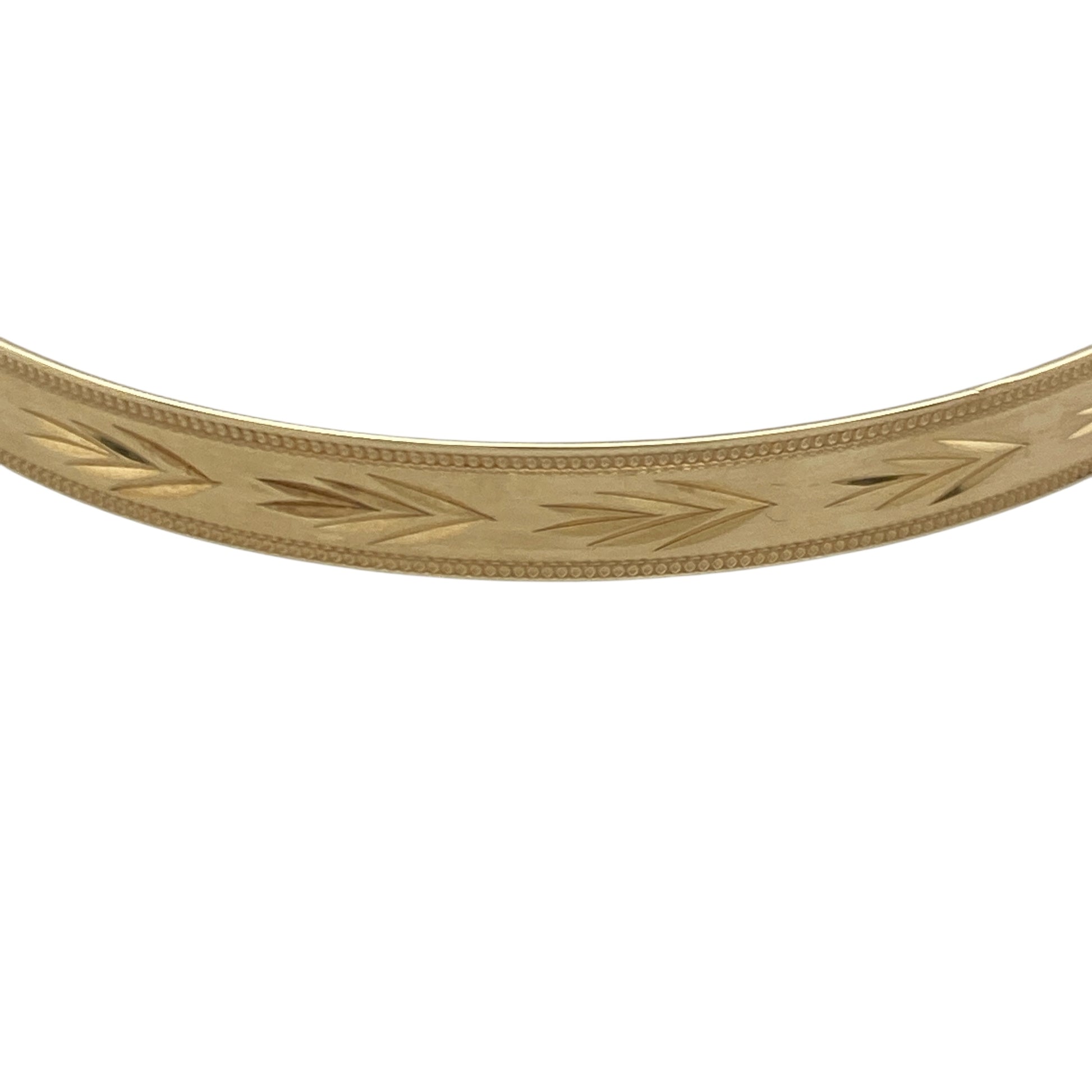 Bring charming detail and timeless versatility to your collection with this pre-owned 9ct yellow gold patterned expanding bangle—an elegant piece designed for comfort and style.

Design: Featuring a 5mm-wide band adorned with a refined patterned finish, the bangle offers a beautifully detailed look with classic appeal.
Material: Made in 9-carat yellow gold, the polished surface highlights the decorative patterning with a warm, radiant shine.