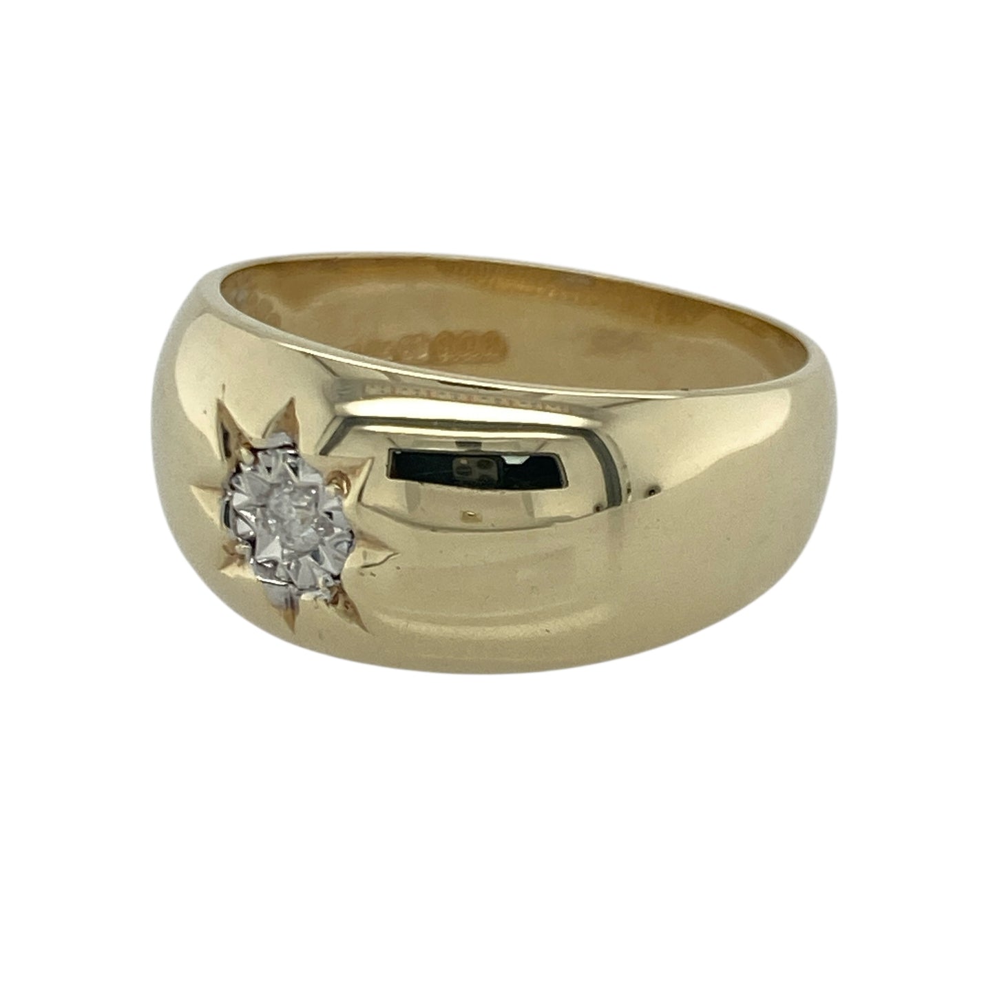 Bring eye-catching brilliance and classic style to your collection with this pre-owned 9ct yellow gold diamond starburst band ring—an impressive piece offering bold presence and timeless sparkle.

Design: This size U ring features a 10mm high front with an illusion-set diamond arranged in a striking starburst pattern, creating maximum shine and visual impact across the surface of the band.