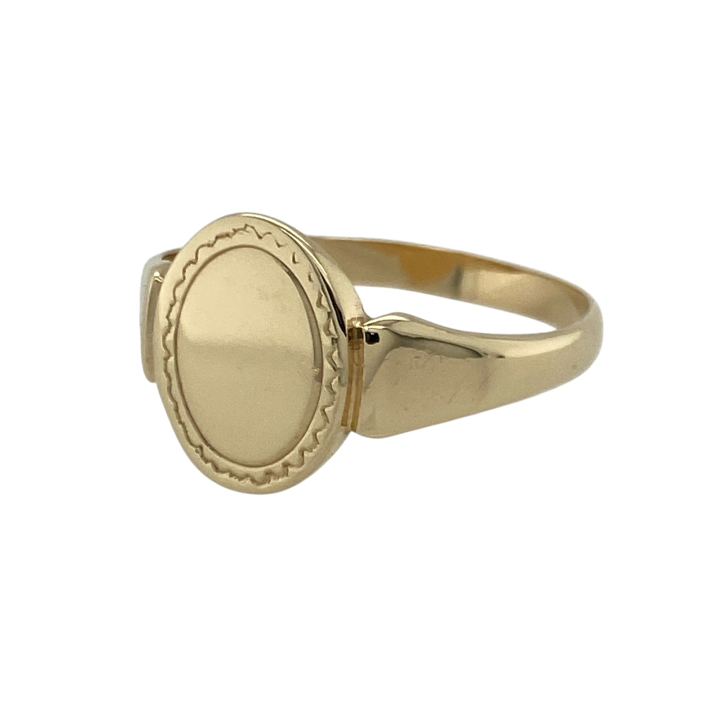 Bring classic style and subtle detail to your collection with this pre-owned 9ct yellow gold patterned signet ring—an elegant piece offering timeless appeal and refined character.

Design: This size U signet ring features a 12mm by 10mm oval face adorned with a patterned finish, adding texture and visual interest to the traditional signet shape.
Material: Made from 9-carat yellow gold, the warm tone enhances the ring’s classic design and provides a polished, radiant look.