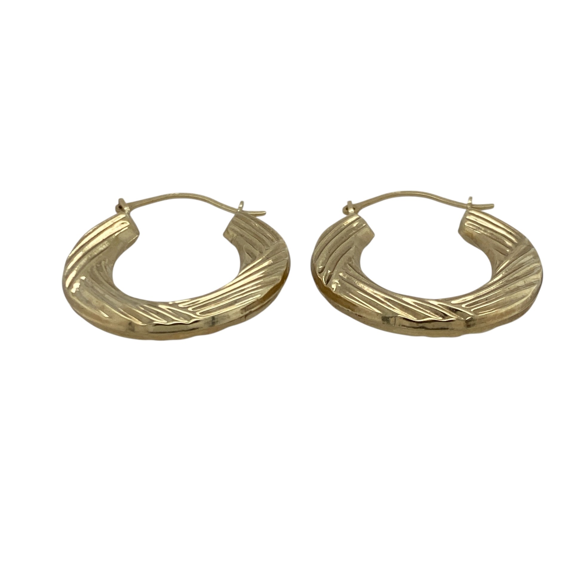 Bring elegant texture and warm golden tone to your collection with these pre-owned 9ct yellow gold patterned creole earrings—an attractive pair offering timeless style and everyday versatility.

Design: These oval-shaped creole earrings feature a textured patterned finish, adding depth and visual interest to their classic profile.
Material: Made from 9-carat yellow gold, the earrings showcase a polished, radiant tone that enhances their detailed surface.