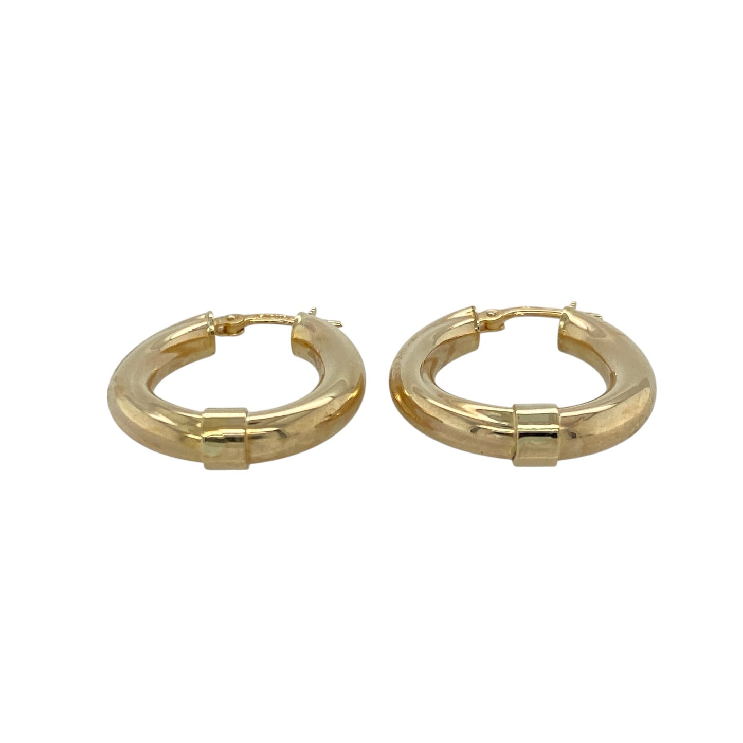 Bring elegant movement and warm golden shine to your collection with these pre-owned 9ct yellow gold twist oval creole earrings—an attractive pair offering timeless style and refined texture.

Design: These oval creole earrings feature a twist design that adds flowing detail and gentle light play, giving the classic shape a stylish, sculpted finish.
Material: Made from 9-carat yellow gold, the earrings display a polished, radiant tone that enhances their elegant form.