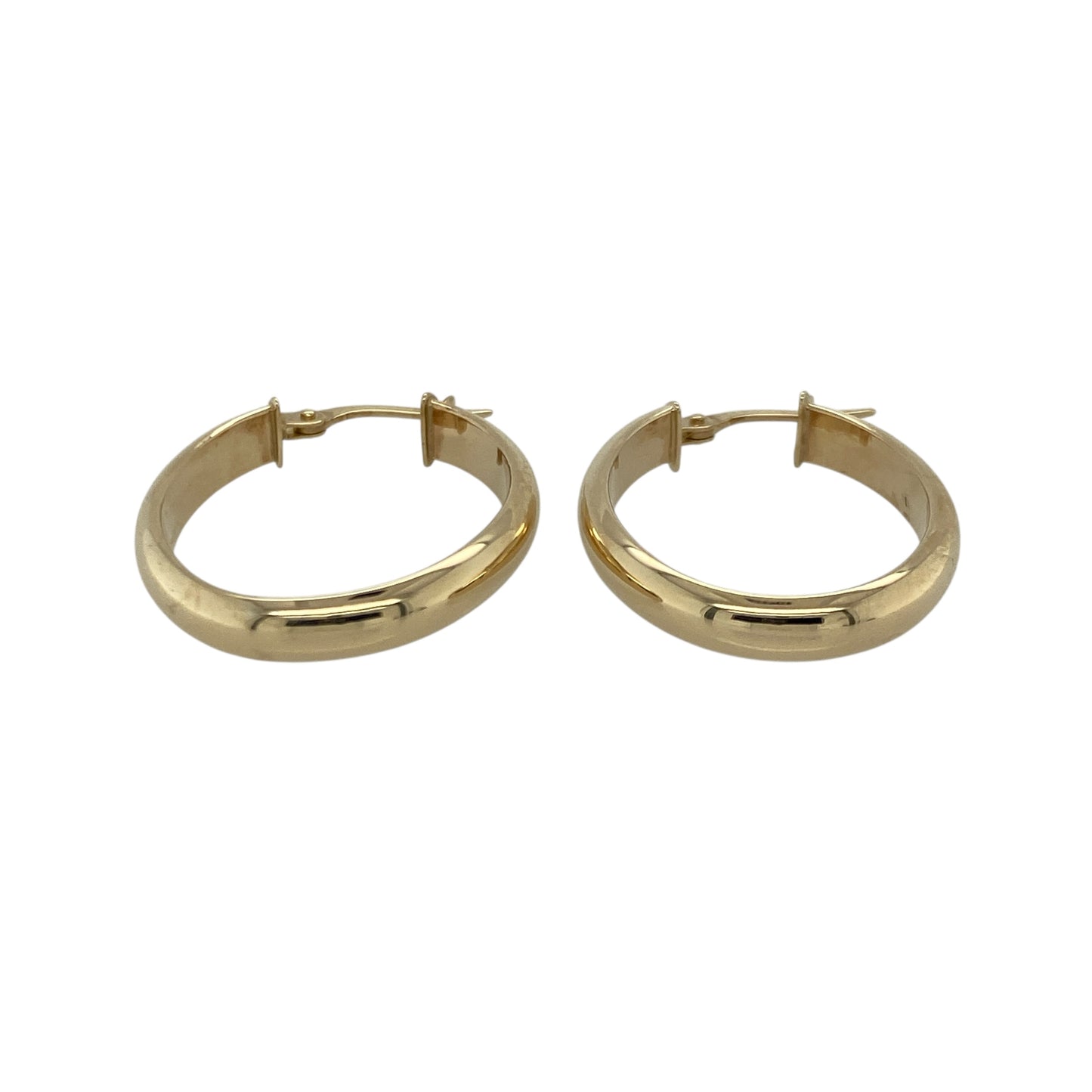 Bring classic simplicity and warm golden tone to your collection with these pre-owned 9ct yellow gold plain oval creole earrings—an elegant pair offering timeless style and everyday versatility.

Design: These oval creole earrings feature a smooth, plain finish, creating a clean and refined look that suits any occasion.
Material: Made from 9-carat yellow gold, the earrings display a polished, radiant shine that enhances their elegant profile.
