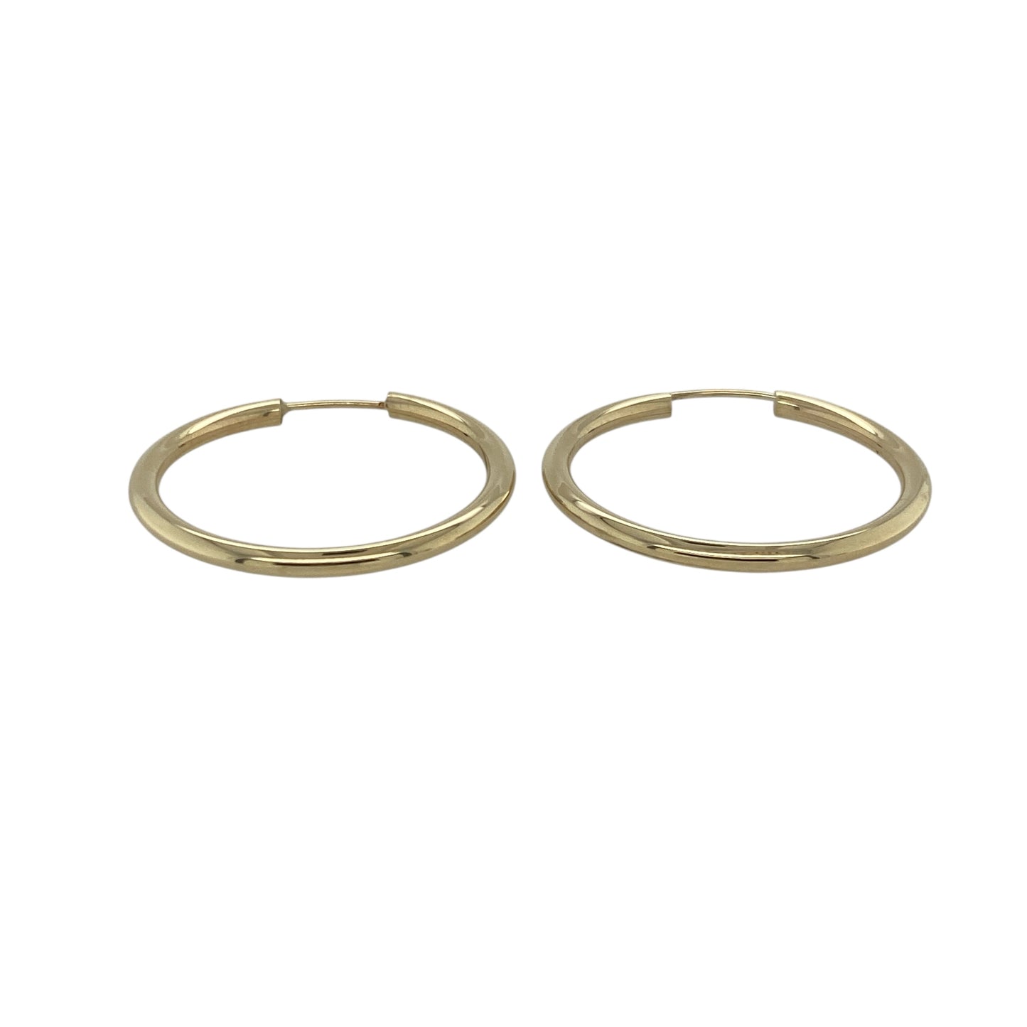 Bring classic shine and warm golden tone to your collection with these pre-owned 9ct yellow gold plain hoop earrings—an elegant pair offering timeless simplicity and effortless style.

Design: These hoop earrings feature a smooth, polished finish, creating a clean and versatile look suitable for everyday wear.
Material: Made from 9-carat yellow gold, the earrings display a radiant glow that enhances their classic appeal.