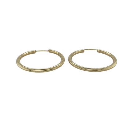 Bring classic shine and warm golden tone to your collection with these pre-owned 9ct yellow gold plain hoop earrings—an elegant pair offering timeless simplicity and effortless style.

Design: These hoop earrings feature a smooth, polished finish, creating a clean and versatile look suitable for everyday wear.
Material: Made from 9-carat yellow gold, the earrings display a radiant glow that enhances their classic appeal.