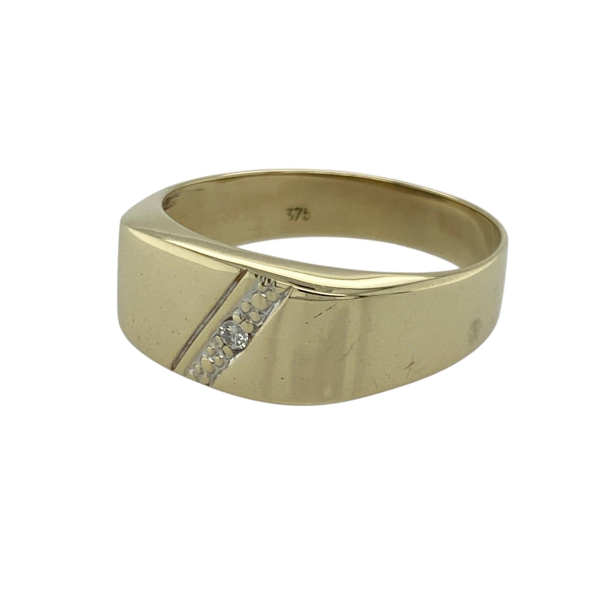 Bring subtle sparkle and classic golden style to your collection with this pre-owned 9ct yellow gold diamond stripe signet ring—an elegant piece offering timeless appeal and refined detail.

Design: This size U ring features an 8mm high signet front accented with a diagonal diamond-set stripe, adding a touch of brilliance to the traditional signet shape.
Material: Made from 9-carat yellow gold, the polished finish enhances its warm, radiant tone and highlights the clean, modern detailing.
