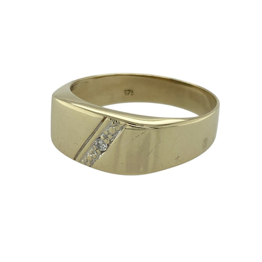 Bring subtle sparkle and classic golden style to your collection with this pre-owned 9ct yellow gold diamond stripe signet ring—an elegant piece offering timeless appeal and refined detail.

Design: This size U ring features an 8mm high signet front accented with a diagonal diamond-set stripe, adding a touch of brilliance to the traditional signet shape.
Material: Made from 9-carat yellow gold, the polished finish enhances its warm, radiant tone and highlights the clean, modern detailing.