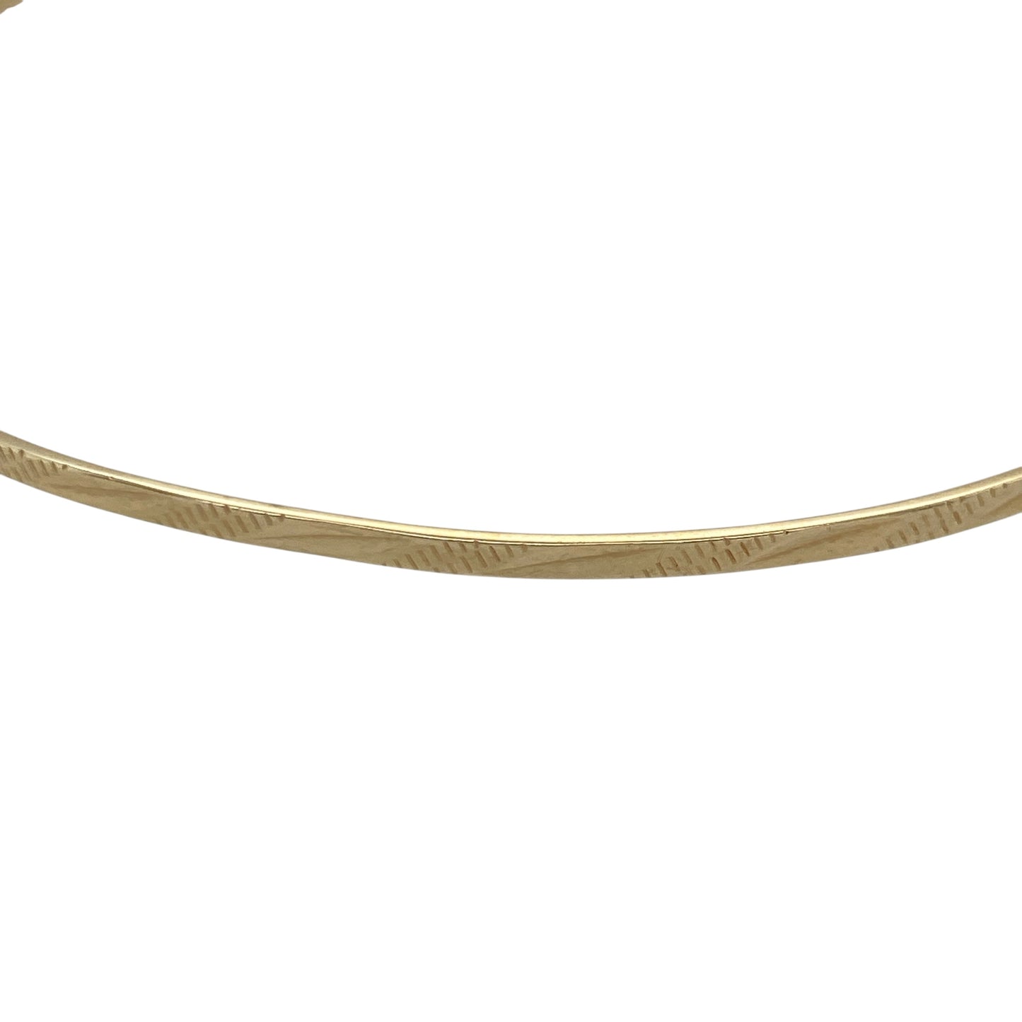 Bring elegant texture and warm golden shine to your collection with this pre-owned 9ct yellow solid gold patterned bangle—an attractive piece offering timeless style and refined detail.

Design: This bangle features a delicate 2mm patterned finish, adding subtle depth and visual interest to its classic circular form.
Material: Made from solid 9-carat yellow gold, the polished surface enhances its radiant, long-lasting shine.