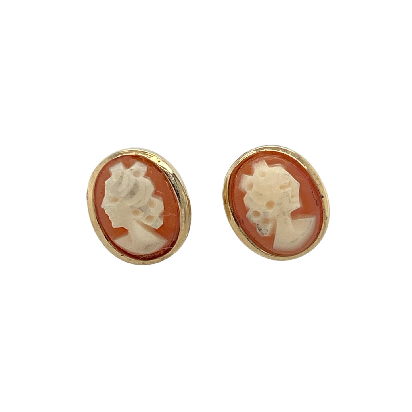 Bring vintage charm and timeless elegance to your accessory collection with these pre-owned 9ct yellow gold cameo oval stud earrings — a classic pair with delicate, nostalgic appeal.

Design: Each earring features an 8mm by 6mm traditional oval cameo, showcasing finely detailed profile carvings for a refined and graceful look.
Material: Made from 9ct yellow gold, the polished finish adds warmth and beautifully frames the cameo stones.