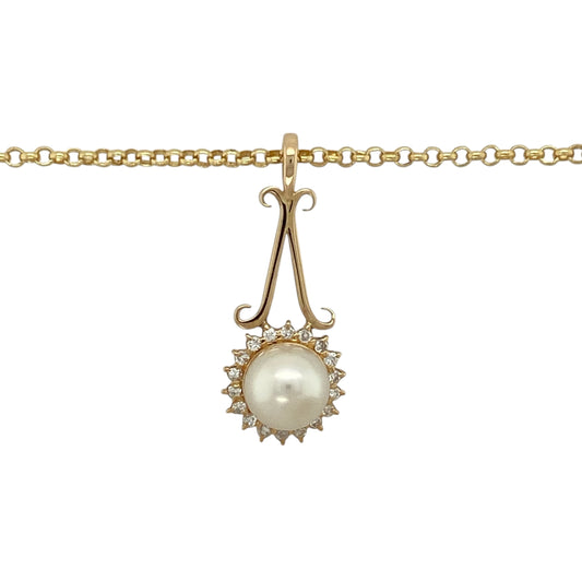 Bring timeless elegance and refined luxury to your jewellery collection with this pre-owned 18ct yellow gold diamond and pearl pendant on a 18" belcher chain — a classic piece with graceful sophistication.

Design: The pendant features a lustrous pearl highlighted with delicate diamonds, creating a soft, elegant focal point with a touch of brilliant sparkle.
