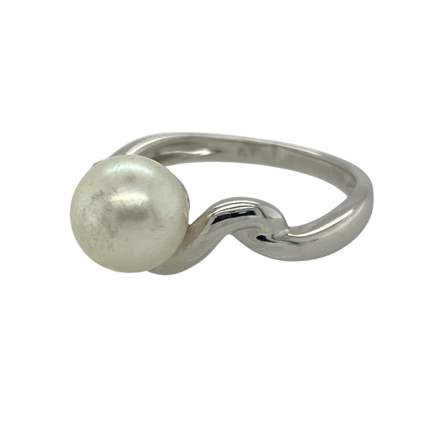 Bring timeless elegance and soft lustre to your jewellery collection with this pre-owned 18ct white gold pearl twist band ring — a graceful piece with classic, feminine charm.

Design: The ring features a 7mm round pearl set at the centre of a stylish twist band, creating gentle movement and a refined, flowing silhouette.
Material: Made from 18ct white gold, the bright polished finish enhances the cool tone of the metal and beautifully complements the natural sheen of the pearl.
