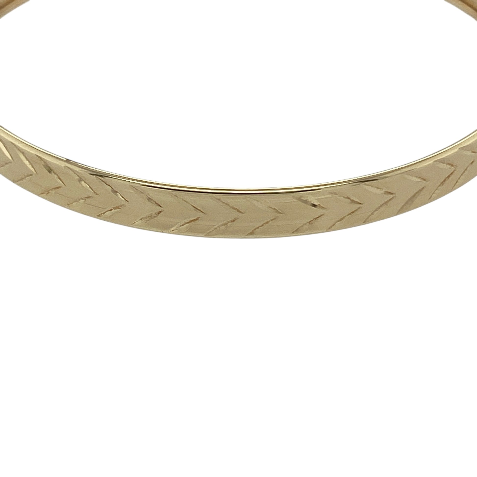 Bring sweet sentiment and classic golden charm to your little one’s jewellery collection with this pre-owned 9ct yellow gold arrow-patterned expanding baby bangle—an adorable keepsake designed for both comfort and style.

Design: This beautifully patterned bangle features a delicate arrow motif around the band, adding subtle texture and character.