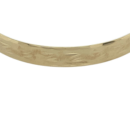 Bring timeless charm and heartfelt sentiment to your little one’s jewellery collection with this pre-owned 9ct yellow gold patterned expanding baby bangle—an elegant keepsake designed to grow alongside them.

Design: This sweet and stylish bangle features a decorative pattern around the band, adding gentle texture and a classic finish. Its expanding mechanism allows the diameter to adjust from 4.3cm when closed to 5.3cm when fully expanded, ensuring a comfortable and adaptable fit.