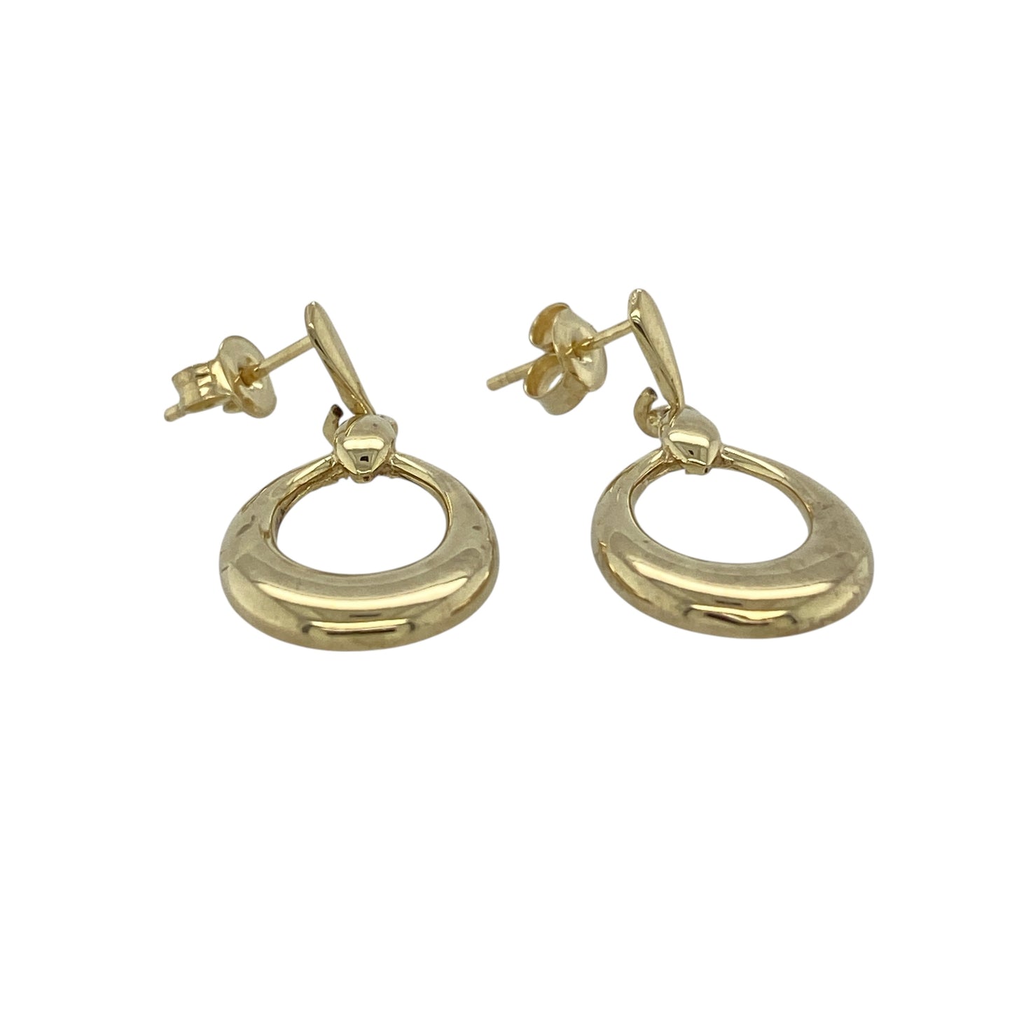 Bring classic elegance and warm golden shine to your collection with these pre-owned 9ct yellow gold oval drop earrings—timeless pieces that offer graceful movement and refined simplicity.

Design: These earrings feature smooth oval drops that create a clean, elongated silhouette with gentle movement. Their polished finish enhances the shape, adding a soft, radiant glow.