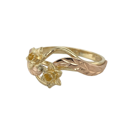 Bring floral elegance and meaningful Welsh heritage to your collection with this pre-owned 9ct yellow and rose Welsh gold daffodil ring—an uplifting piece inspired by the national flower of Wales.

Design: The front of the ring measures 10mm high and features a beautifully detailed daffodil motif, capturing the soft curves and natural charm of the bloom. The polished finish and sculpted petals create a graceful, feminine look.
