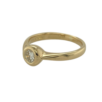 Bring refined elegance and contemporary simplicity to your jewellery collection with this pre-owned 18ct yellow gold & diamond rubover set solitaire ring, offering timeless appeal with a sleek, modern finish.

Design: The ring features a single diamond secured in a smooth rubover setting, creating a clean and understated silhouette that allows the stone to take centre stage while remaining practical for everyday wear.