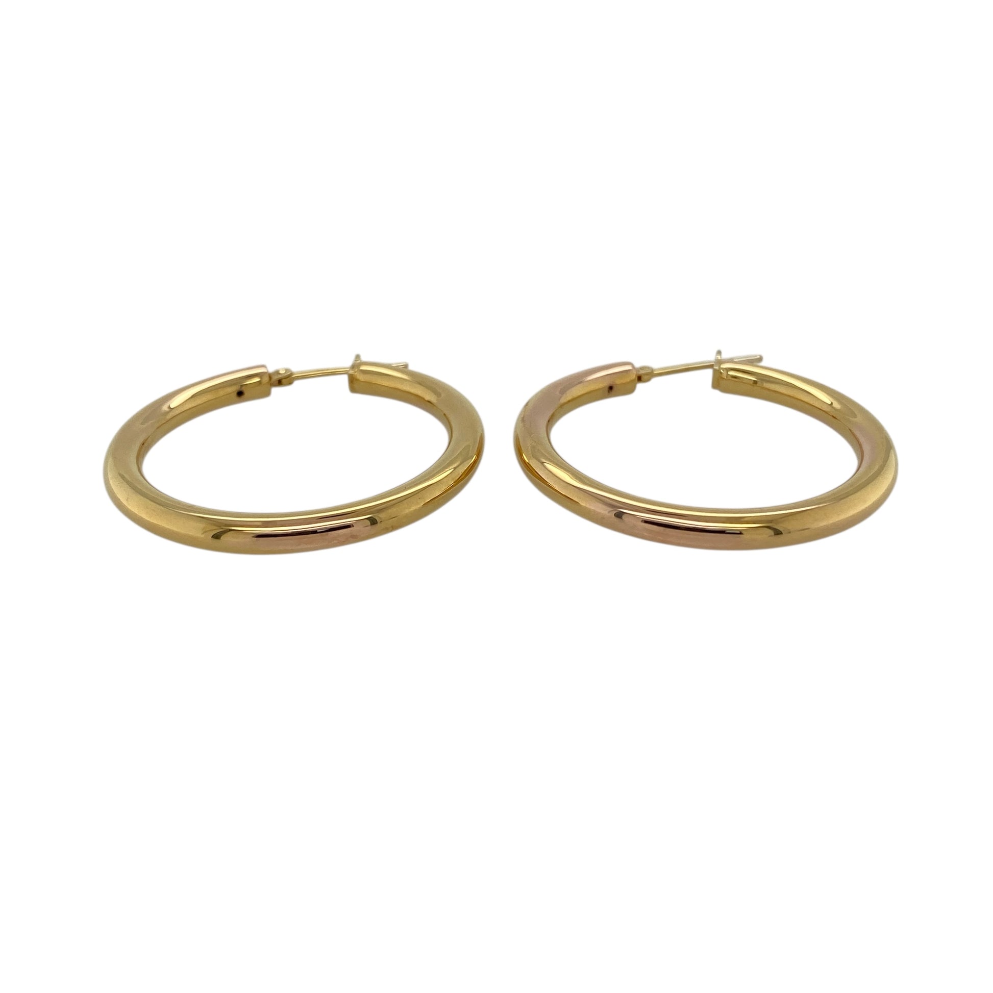 Bring timeless simplicity and classic elegance to your jewellery collection with these pre-owned 18ct yellow gold plain hoop creole earrings, a versatile staple for any style.

Design: The earrings feature a clean, plain hoop creole design with a smooth finish, offering a classic and effortlessly stylish look.
Material: Made from 18-carat yellow gold, the rich polished tone provides a luxurious feel and enduring appeal.