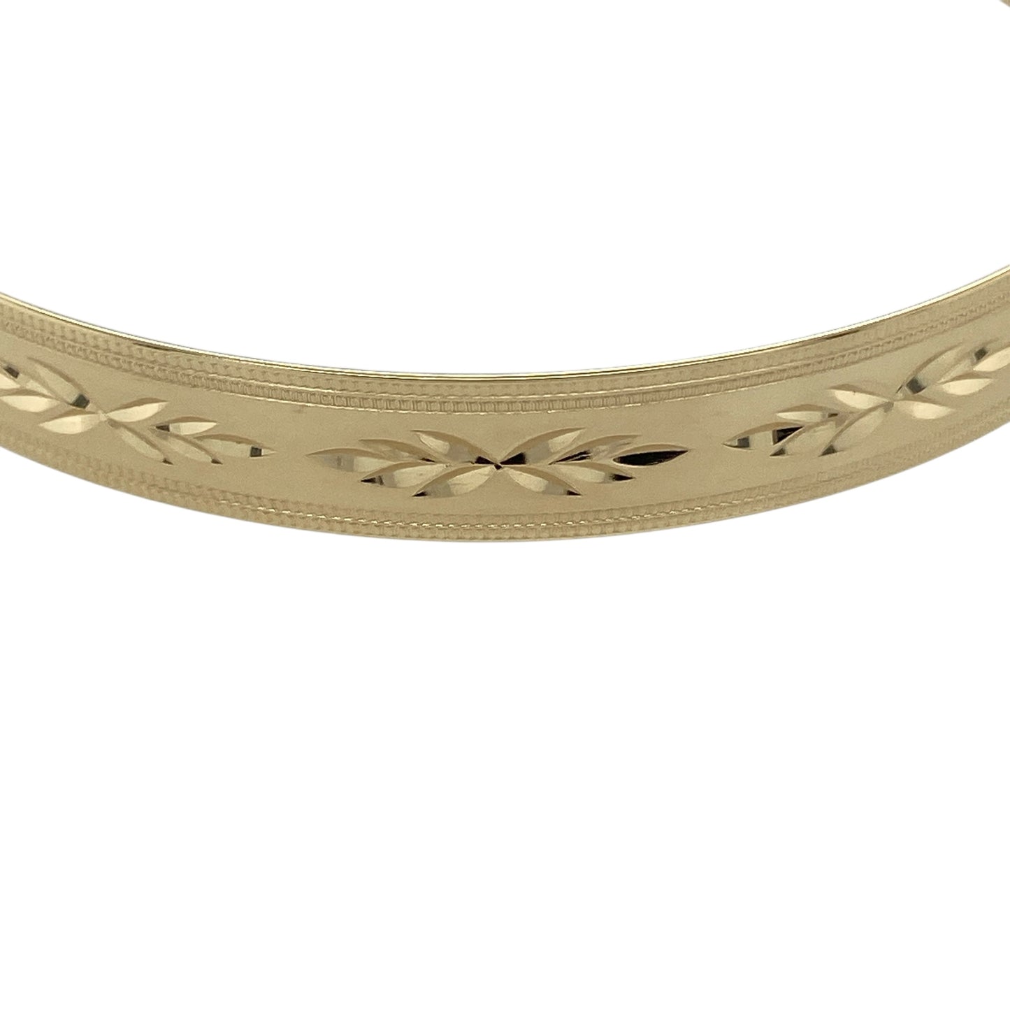 Bring practical elegance and classic detail to your jewellery collection with this pre-owned 9ct yellow gold patterned expanding bangle, offering versatile wear with timeless style.

Design: The bangle features a patterned finish with an expanding design, allowing it to open and adjust comfortably while maintaining a sleek and refined appearance.
Material: Made from 9-carat yellow gold, the warm polished tone enhances the patterned detailing and gives the bangle a classic golden glow.