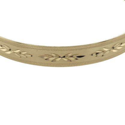 Bring practical elegance and classic detail to your jewellery collection with this pre-owned 9ct yellow gold patterned expanding bangle, offering versatile wear with timeless style.

Design: The bangle features a patterned finish with an expanding design, allowing it to open and adjust comfortably while maintaining a sleek and refined appearance.
Material: Made from 9-carat yellow gold, the warm polished tone enhances the patterned detailing and gives the bangle a classic golden glow.